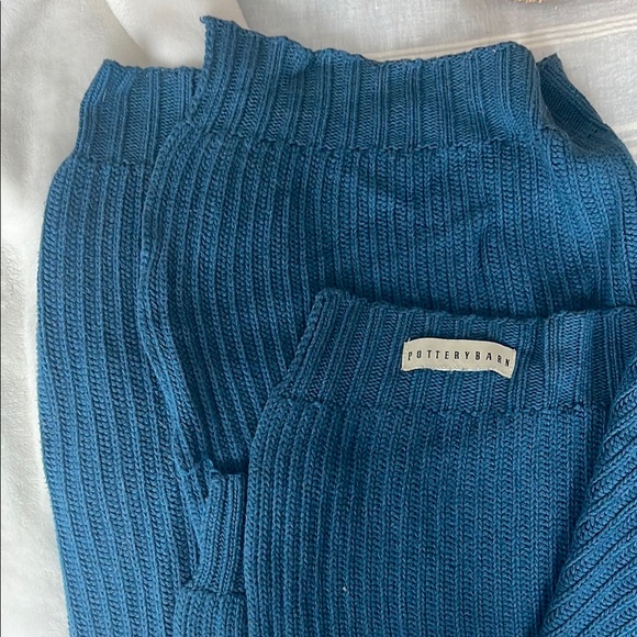 Pottery Barn Green Blanket Luxurious Bedding Essential - Picture 1 of 3